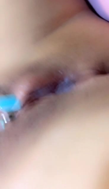 苗条身材鸭舌帽妹子宿舍自慰秀 全裸自摸逼逼出白浆挺嫩的逼逼 很是诱惑喜欢不要错过