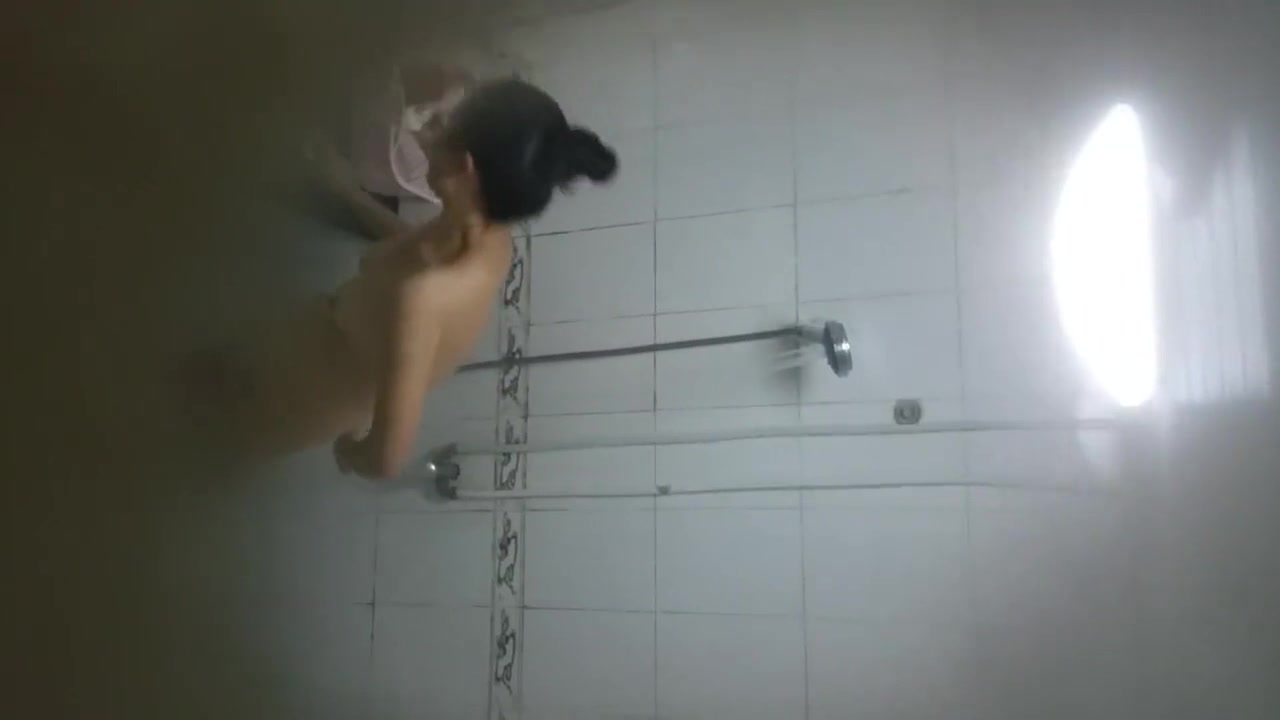最近在城中村出租屋发现个宝地几个白领姐姐合租房浴室眼镜妹在给谁发短信呢