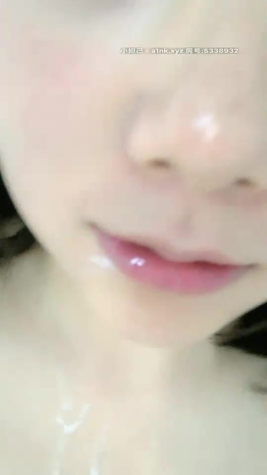 长相清纯短发卡哇伊萌妹，首次大尺度假吊自慰刮毛，脱光光假吊口交抽插骑坐，浴室坐在马桶上毛刮完再自慰