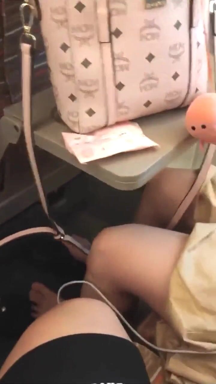 高铁上吃鸡 高铁上搞一搞 窗外的风景 来往的人群 在配上吞吐的小嘴真有感觉 NB啊