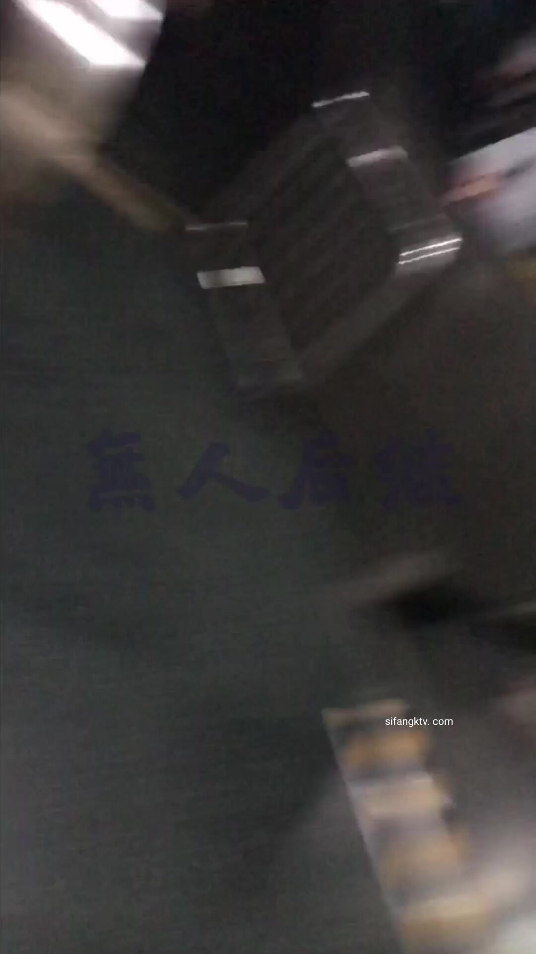 地铁站一路跟踪偷拍 不穿内裤的短裙美女 胆子太大了 大半个屁股都在外面