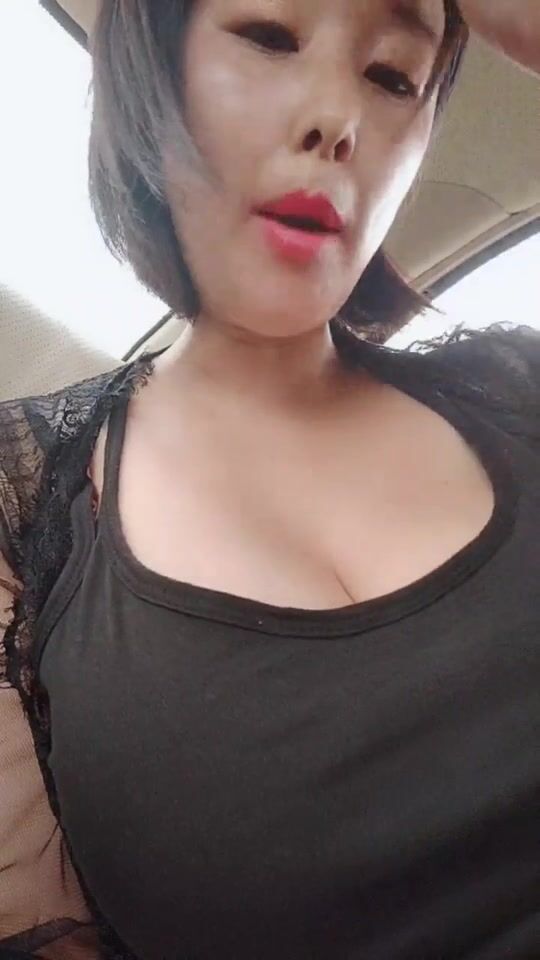 南京爆乳孕妇露脸激情户外，一路走来一路骚，车上漏出大奶子好刺激，听狼友指挥漏奶步行好骚，自慰抠逼喷尿