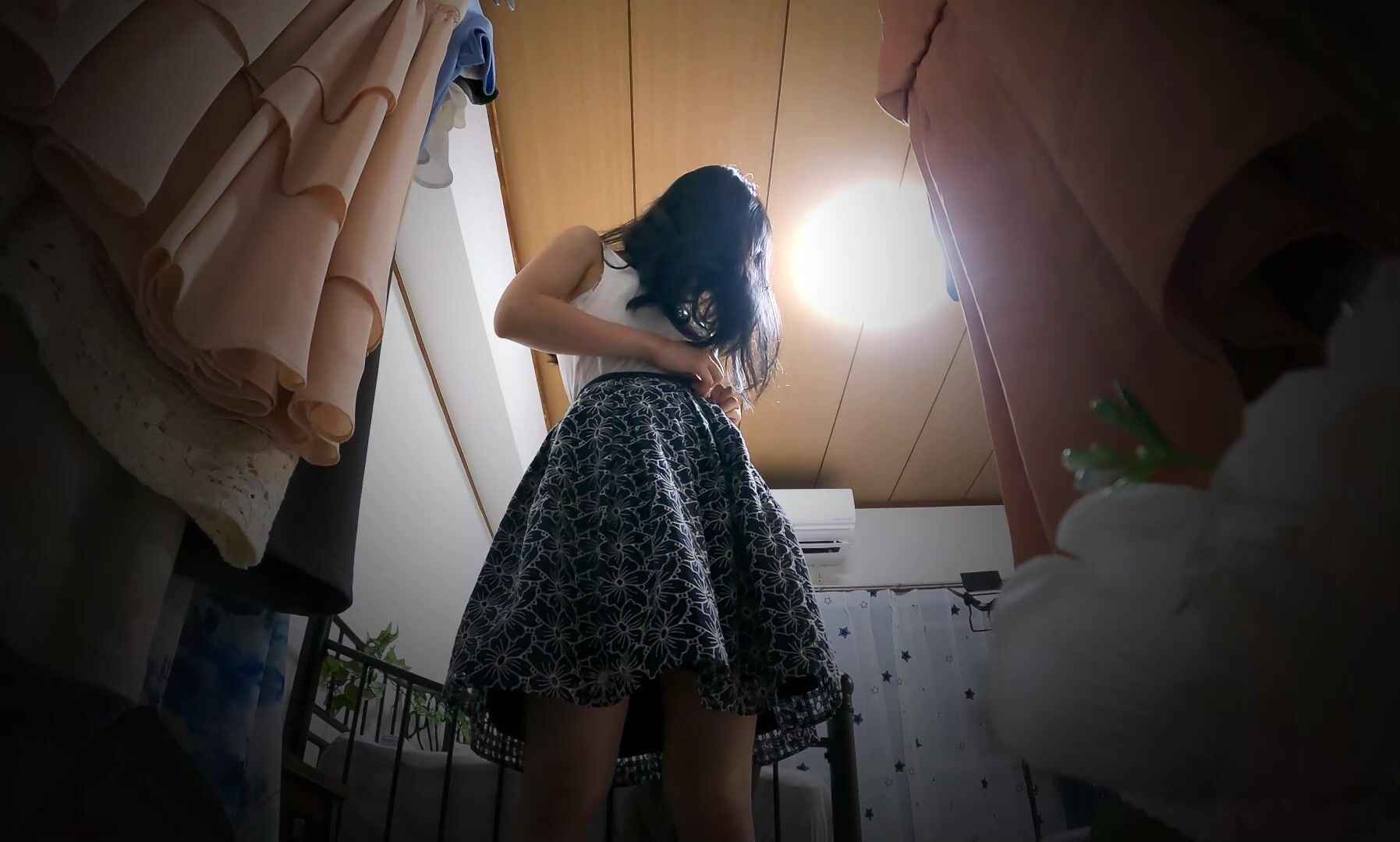 【换衣偷拍】外站流出 商场&化妆间几位颜值不粗的小姐姐换衣偷拍 (7)