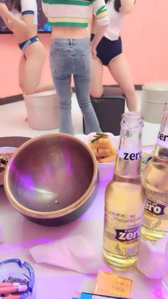 2022.6.18，【周导演员海选】，夏日集结众多美女，淫窟内玉体林立，街头买榴莲 周导演员海选-20220617211956