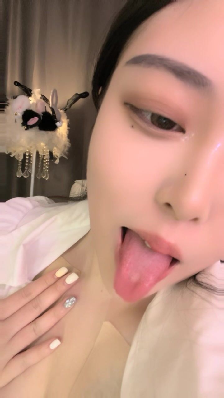 极品尤物网红美女！豹纹内衣OL风！扒开珍珠内裤，大黑牛震骚穴，跪在地上翘肥臀