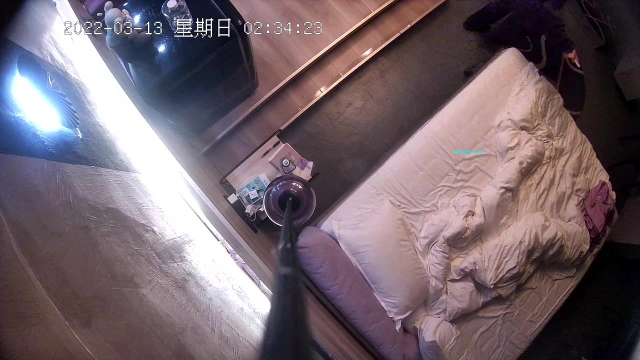 宾馆偸拍花臂男约炮极品大奶服装店美女店主，呻吟声好销魂，听对话貌似美女是处女第一次性交，彼此谈做爱感受，对话清晰