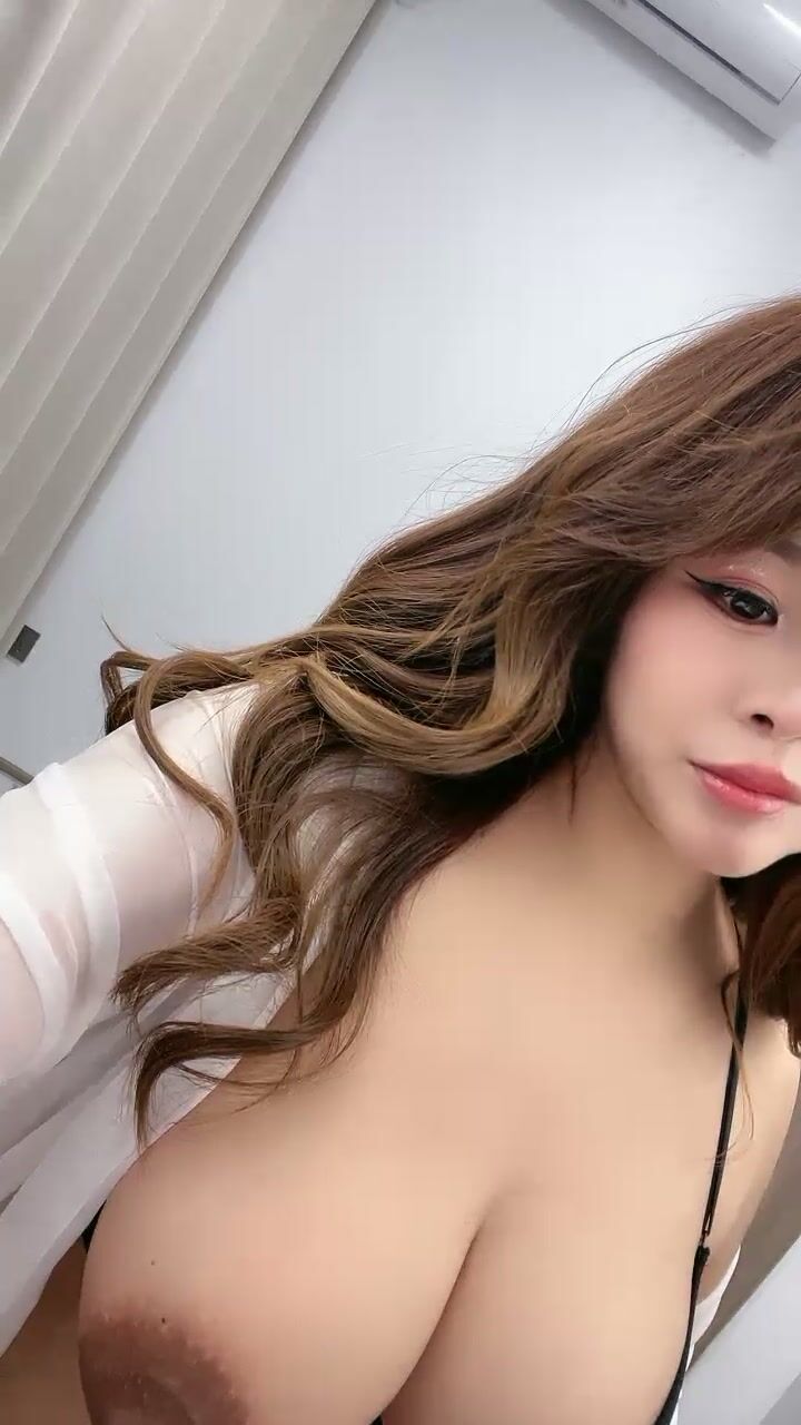 哺乳期大奶小少妇，大乳晕奶头，揉捏挤奶，乳汁喷射，玩弄奶头，娇喘呻吟，极度诱惑
