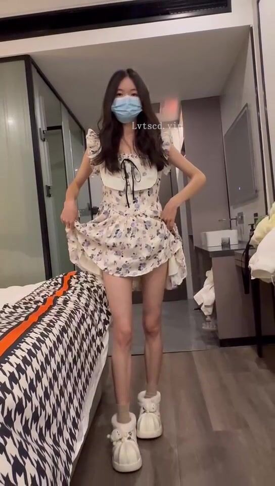 -长沙处女九儿，宾馆里约拍，被摄影小哥哥开猪油了，心痒痒，但要保留处女之身