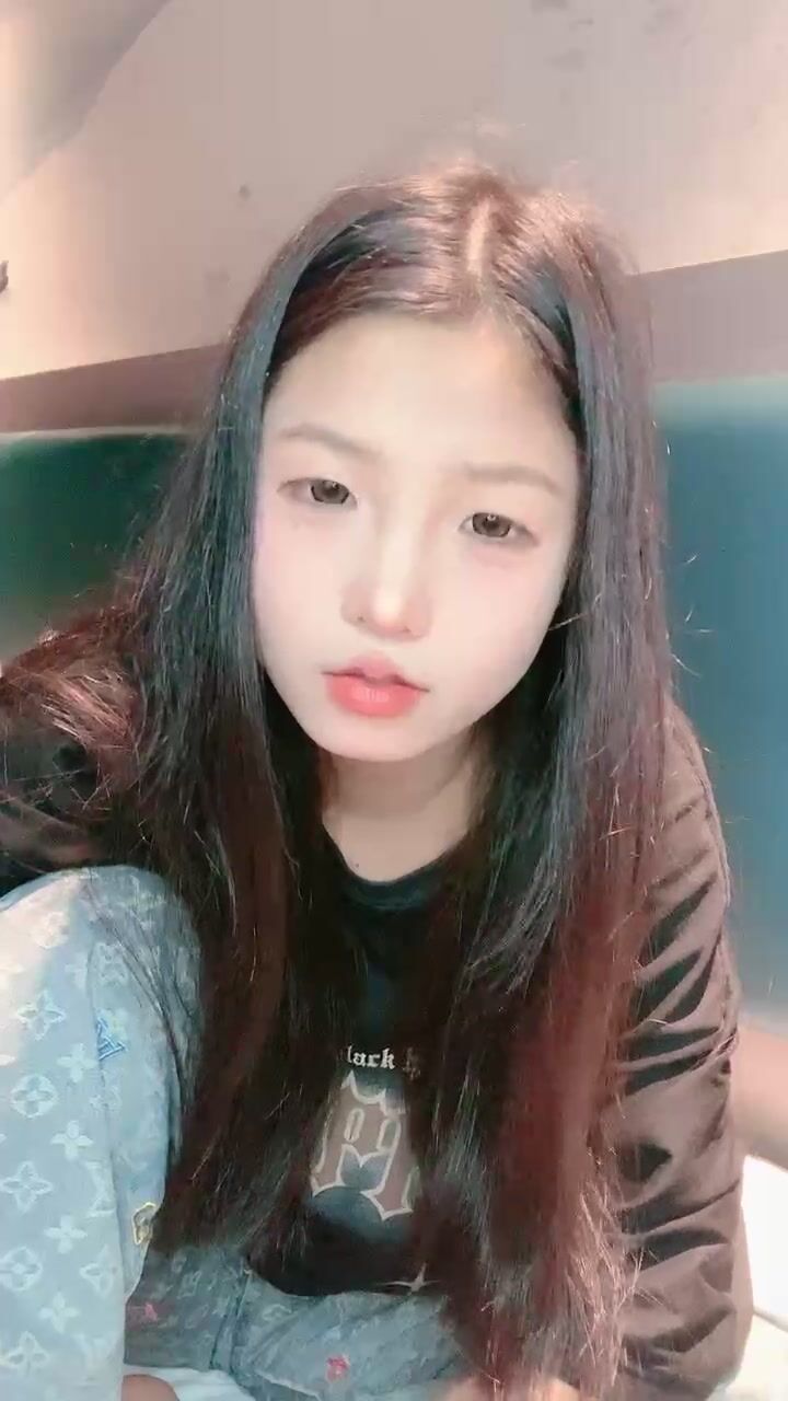 清纯尤物美少女，酒店炮友操逼，妹妹很听话，干净粉嫩小穴，抬起腿就是操，搞完跳蛋自慰