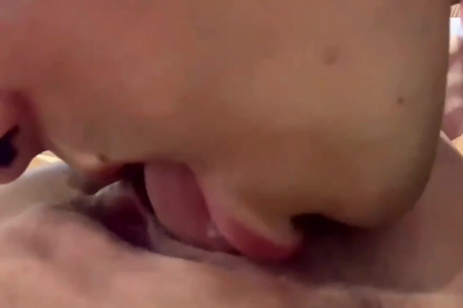 极品少妇 超爽母子乱伦，体育生儿子用大屌征服老妈，舌头狂舔老妈肥美嫩逼阴蒂