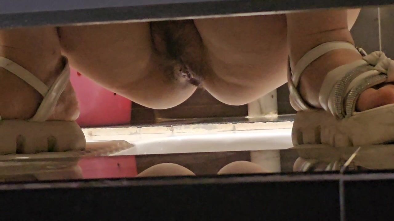 牛B小伙直接闯入办公楼女厕强拍多位小姐姐的各种美鲍鱼