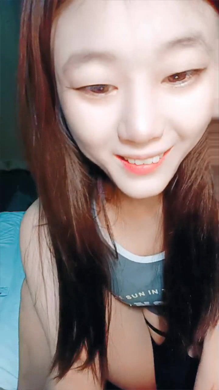 逼里夹着跳蛋跳艳舞的姑娘，全程露脸互动撩骚，无毛白虎逼的诱惑，揉奶自慰，浪叫呻吟