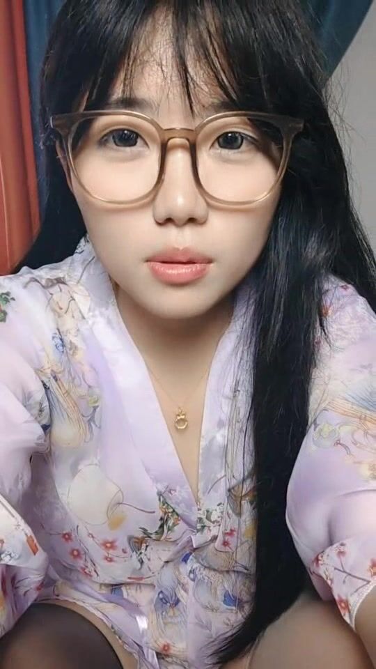 少萝小甜甜，丝袜露脸带个眼镜，很耐看的极品妹子，深夜撩骚互动，跳蛋塞逼里自慰呻吟