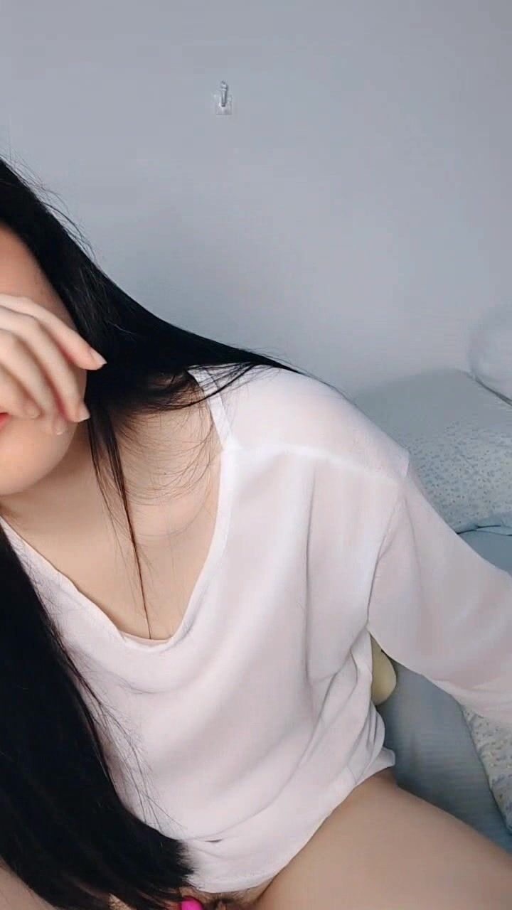 黑丝露脸少罗小甜甜深夜发骚诱惑，可爱听话又迷人，听狼友指挥逼里塞着跳蛋尿尿给你看，揉奶玩逼自慰呻吟