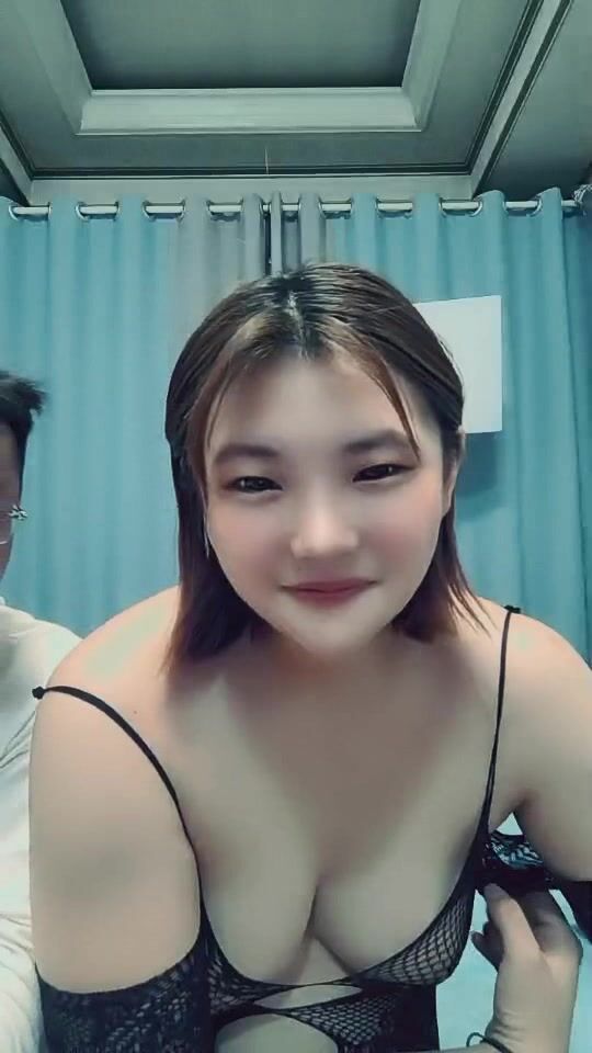 穿着情趣黑丝诱惑装扮的小妹露脸伺候小哥哥激情啪啪，69口交大鸡巴，激情上位让小哥压在身下爆草蹂躏好骚啊