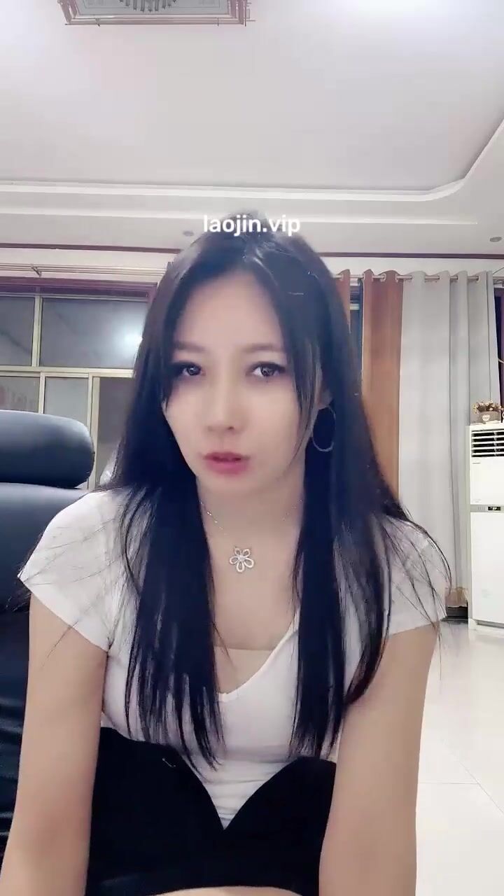 2025年7月，真实东北韵味少妇，【终于你】，白天家里没人客厅脱光，晚上趁老公睡着又偷偷直播收费